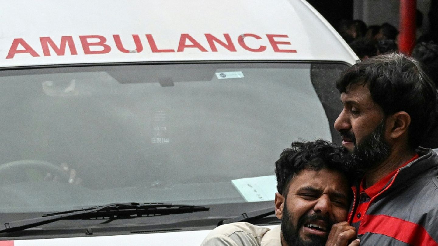 Zwei Männer vor Rettungswagen