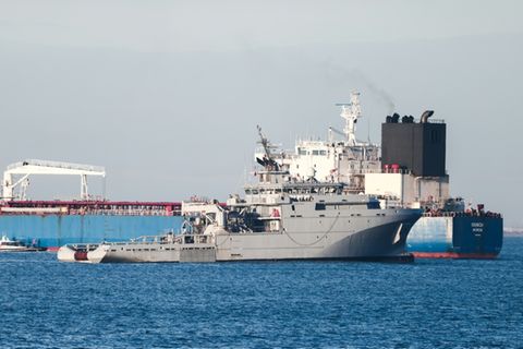 Der Öltanker "Grinch" (r.), der zu Russlands Schattenflotte gehören soll