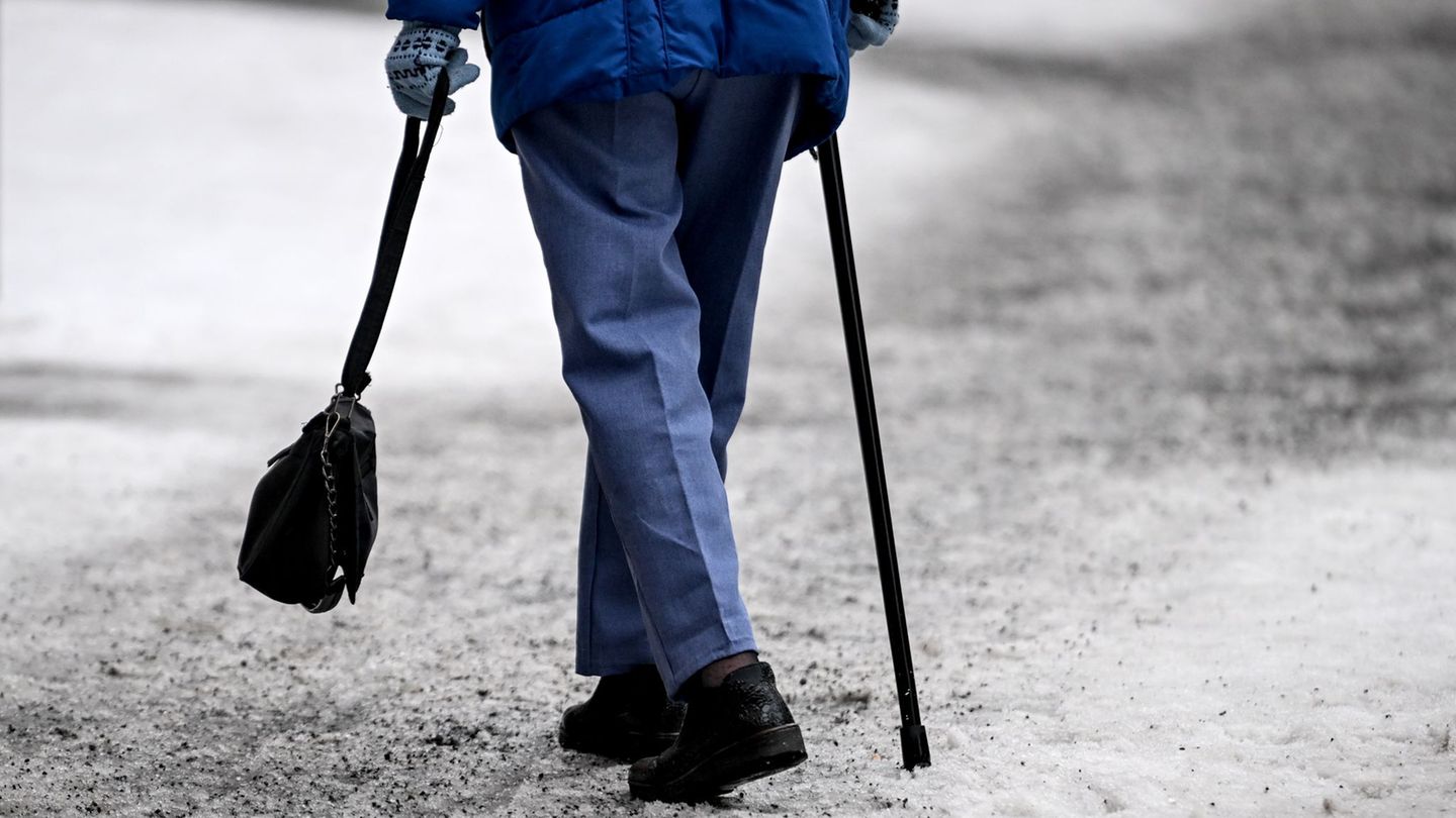 Wegen Glätte bleiben evangelische Friedhöfe in Berlin am Wochenende geschlossen. Foto: Britta Pedersen/dpa