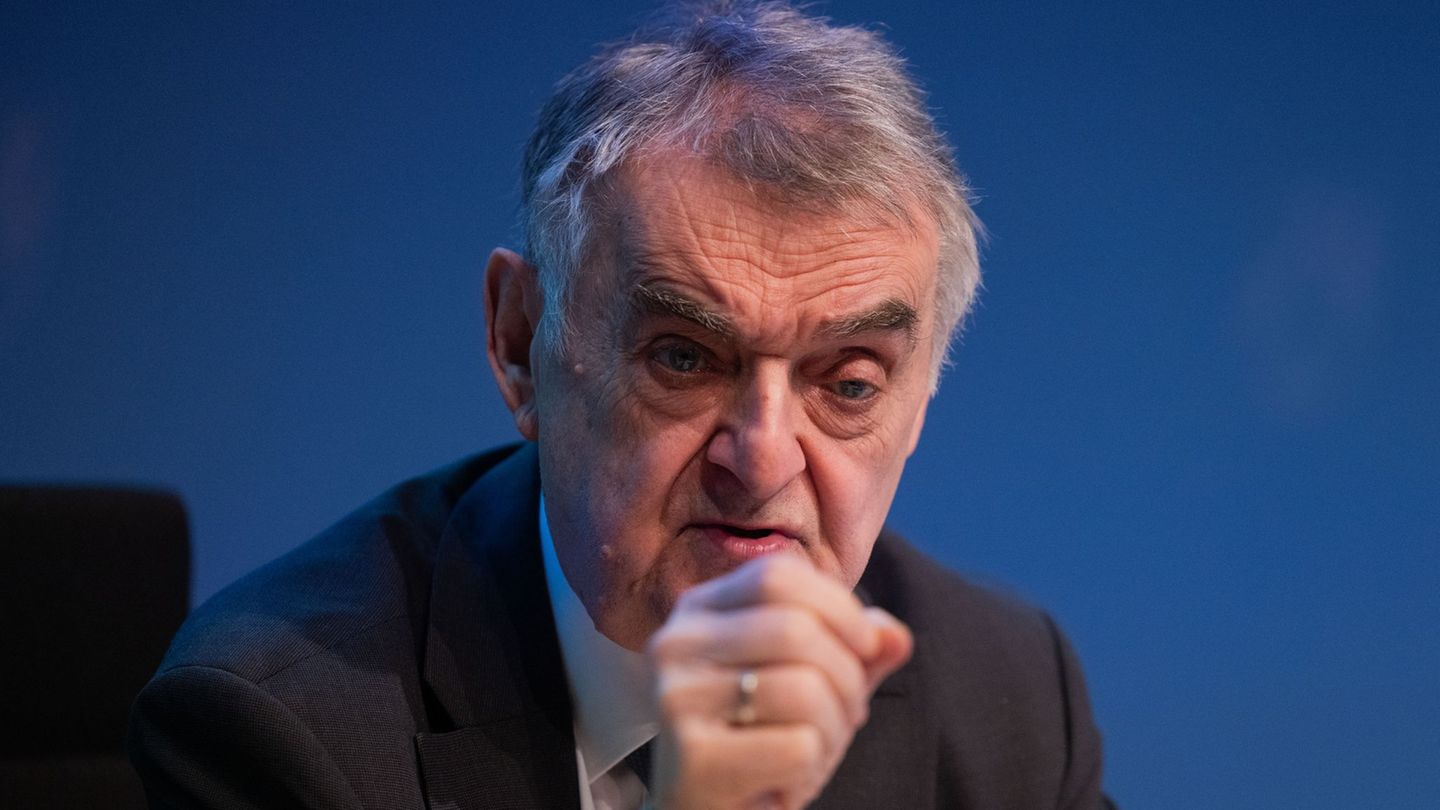 NRW-Innenminister Herbert Reul (CDU) hält eine Debatte über das Absenken der Strafmündigkeit für richtig. (Archivbild) Foto: Rol