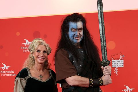 Bayerns Ministerpräsident Markus Söder und seine Frau Karin Baumüller-Söder zeigen sich vor Beginn der Prunksitzung "Fastnacht i