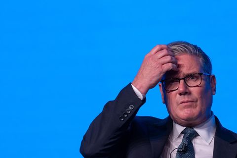 Keir Starmer kratzt sich am Kopf