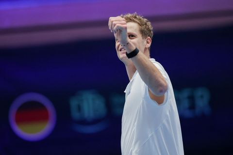 Yannick Hanfmann freute sich über seinen Sieg in der Begegnung mit Peru. Foto: Rolf Vennenbernd/dpa