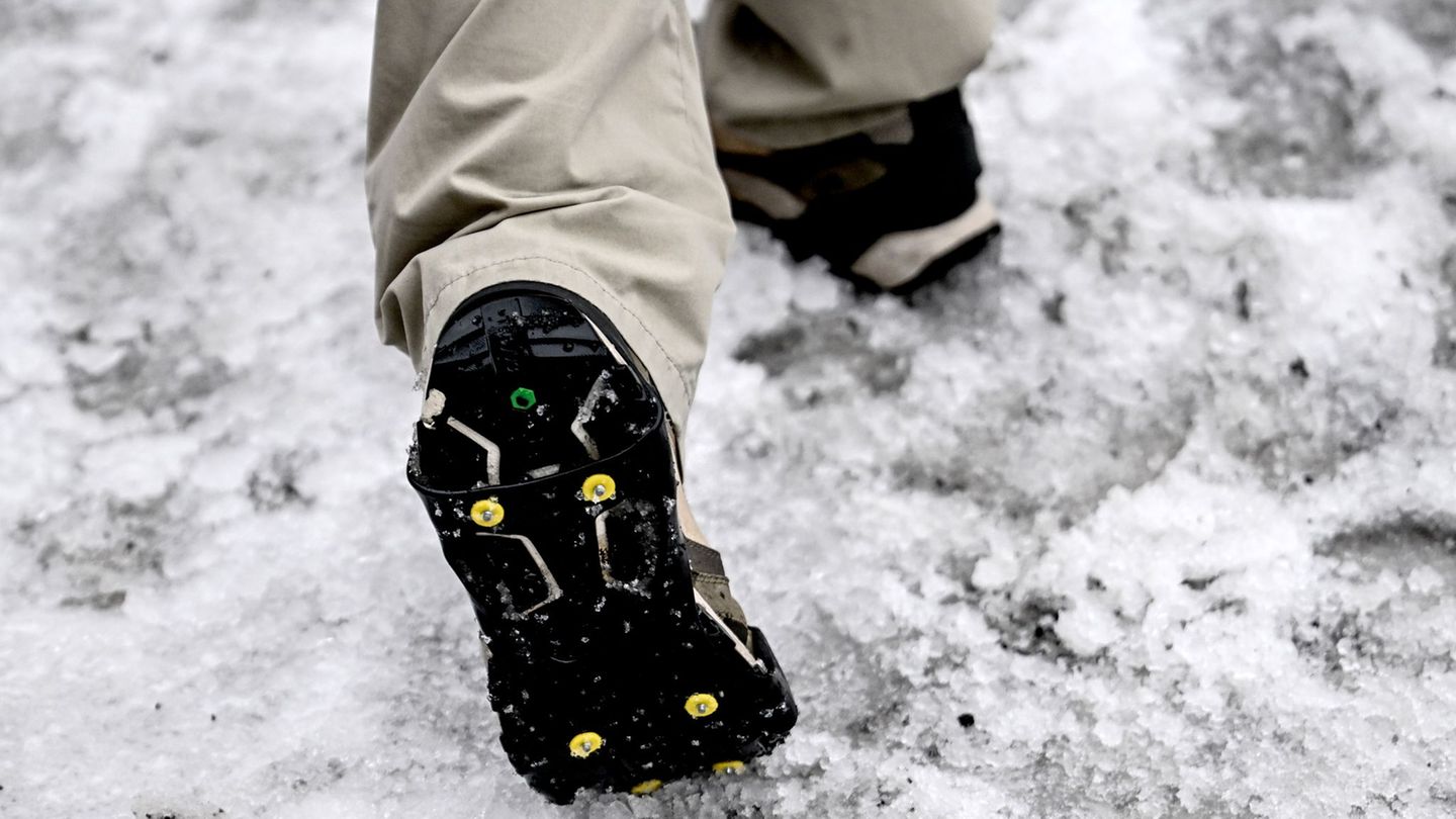 Gegen Schnee und Glätte helfen in Berlin teils nur noch Spikes. Foto: Britta Pedersen/dpa