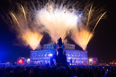 Ein Feuerwerk läutet Sachsens Ballnacht des Jahres in der Dresdner Semperoper ein. Foto: Sebastian Kahnert/dpa