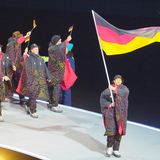 In modisch leicht fragwürden Anoraks läuft das deutsche Team ein. In Mailand trägt Eishockey-Star Leon Draisaitl (Foto) die Fahne, in Predazzo führt Skispringerin Katharina Schmid eine DOSB-Abordnung an.
