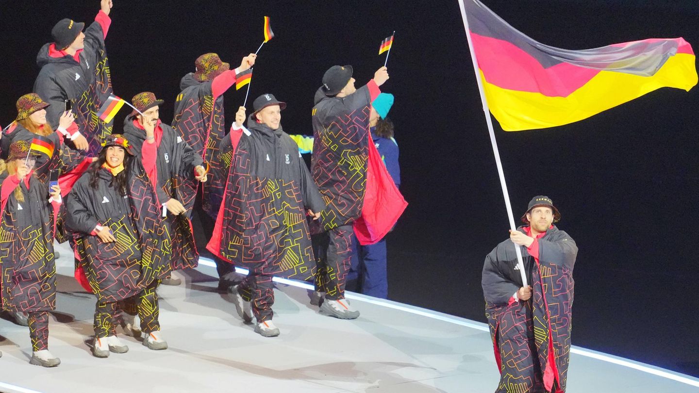 In modisch leicht fragwürden Anoraks läuft das deutsche Team ein. In Mailand trägt Eishockey-Star Leon Draisaitl (Foto) die Fahne, in Predazzo führt Skispringerin Katharina Schmid eine DOSB-Abordnung an.