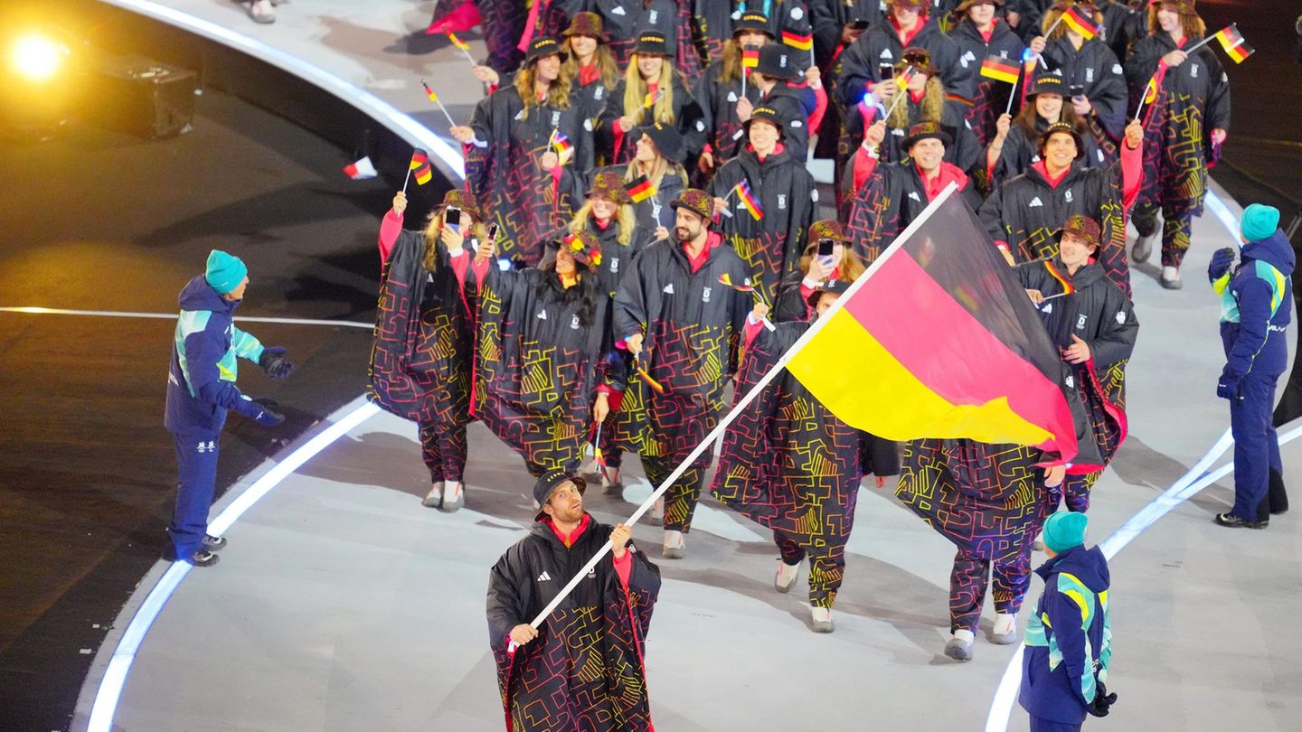 Eishockey-Star Leon Draisaitl führte das deutsche Team bei der Olympia-Eröffnungsfeier ins Mailänder San-Siro-Stadion