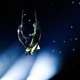 Bevor die Athleten sportliche Höchstleistungen bringen, zeigen schon einmal die Artisten, was sie können