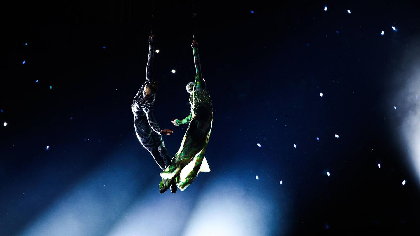Bevor die Athleten sportliche Höchstleistungen bringen, zeigen schon einmal die Artisten, was sie können