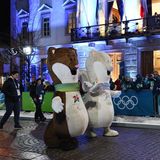 Die Maskottchen der Winterspiele, Tina und Milo, wird man in den nächsten Wochen noch häufiger sehen. Die beiden stellen zwei Hermeline dar