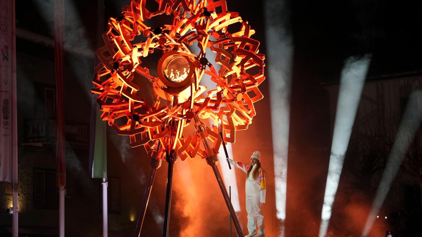 Das Olympische Feuer brennt! In Cortina d'Ampezzo durfte die aktive Skirennläuferin Sofia Goggia das Feuer entzünden