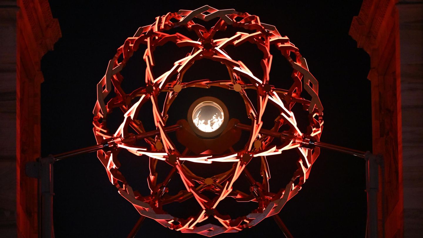 Zwei Städte, zwei Olympische Feuer – so läuft das bei diesen Spielen. Am Arco della Pace in Mailand entzündeten die italienischen Ski-Legenden Alberto Tomba und Deborah Compagnoni die Flamme