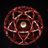 Zwei Städte, zwei Olympische Feuer – so läuft das bei diesen Spielen. Am Arco della Pace in Mailand entzündeten die italienischen Ski-Legenden Alberto Tomba und Deborah Compagnoni die Flamme