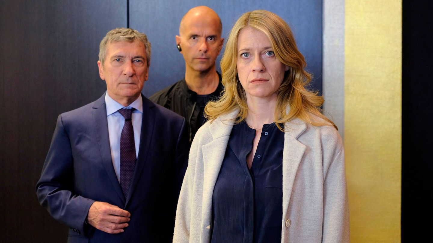 Versatzstück-Thriller "Kalt ist die Angst": Claire (Caroline Peters) glaubt, dass der Tod ihres Mannes kein natürlicher war. Dessen Chef (Rudolf Kowalski, links) und Mitarbeiter (Christoph Maria Herbst) wiegeln dem Genre gemäß ab.