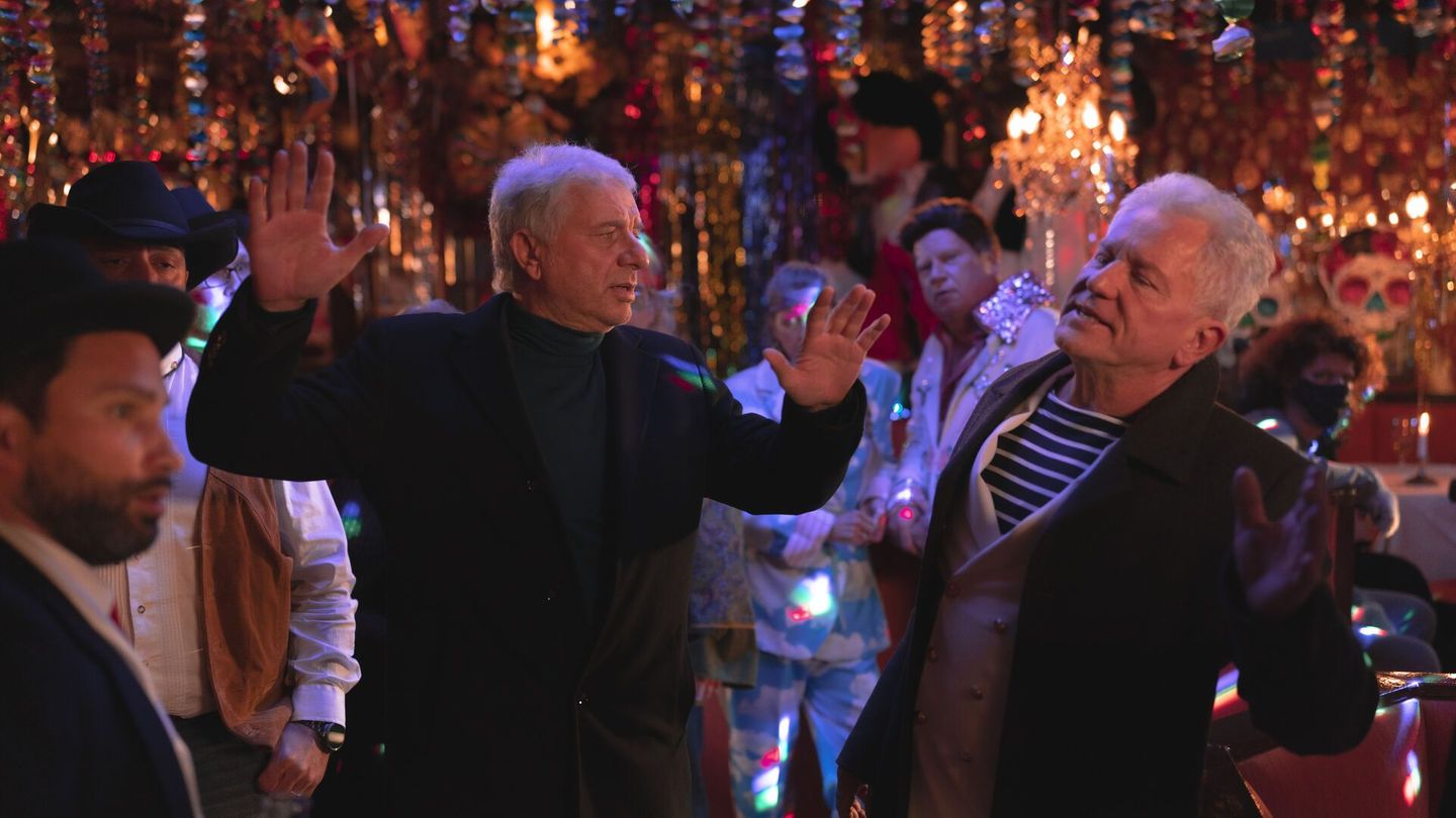 Musik aus, die Party zu Ende? Franz Leitmayr (Udo Wachtveitl, links) und Ivo Batic (Miroslav Nemec) beruhigen die Feiernden in "Irmis Stüberl", denn sie müssen ein paar Fragen stellen.