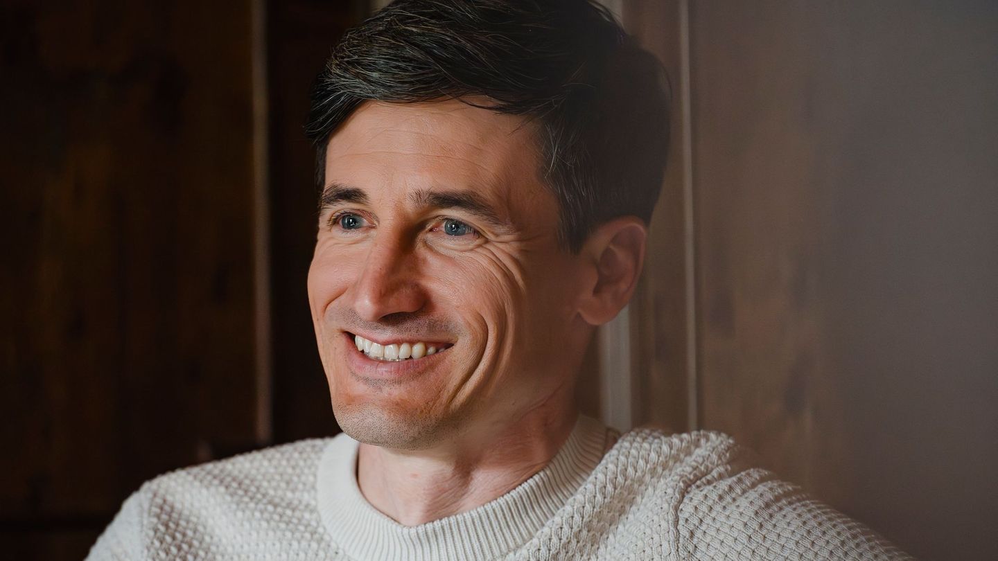 Skispringen fasziniert die Deutschen. Eben noch bei der Vierschanzentournee und nun bei den Olympischen Winterspielen Milano Cortina 2026. Olympiasieger Martin Schmitt, der für Eurosport kommentiert, erklärt einen Sport, der so einfach aussieht, dabei aber oft nur schwer zu verstehen ist.