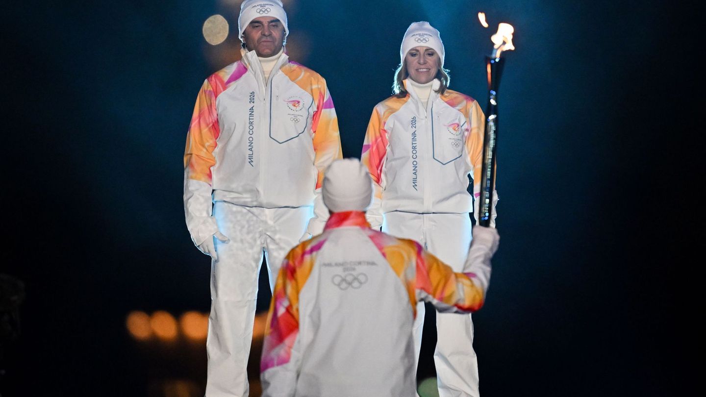 Alberto Tomba und Deborah Compagnoni entzündeten das Feuer in Mailand. Foto: Carl Sandin/Pool/PA Wire/dpa