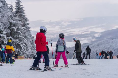 In Willingen und auf der Wasserkuppe laufen die Lifte. (Archivbild) Foto: Andreas Arnold/dpa