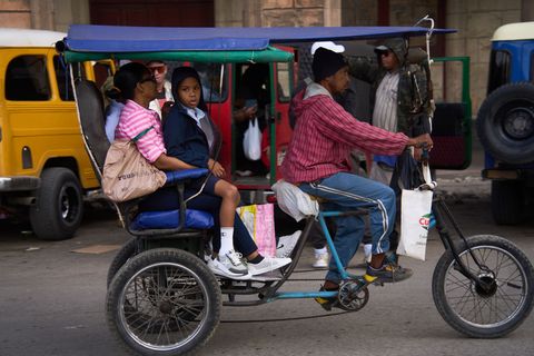 Aufgrund der Krise steigen viele Kubaner auf Fahrradtaxis um. Foto: Ramon Espinosa/AP/dpa