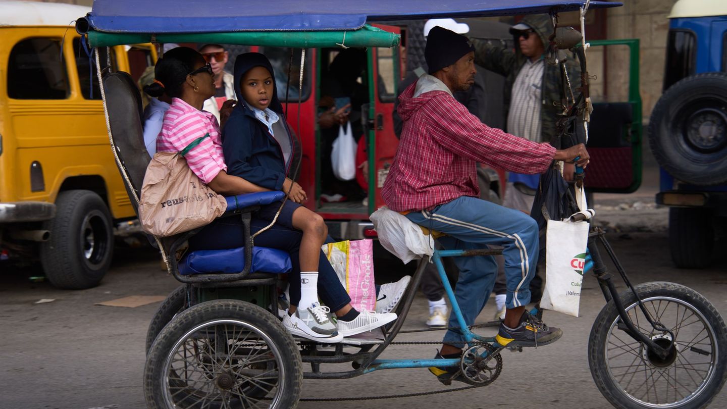 Aufgrund der Krise steigen viele Kubaner auf Fahrradtaxis um. Foto: Ramon Espinosa/AP/dpa