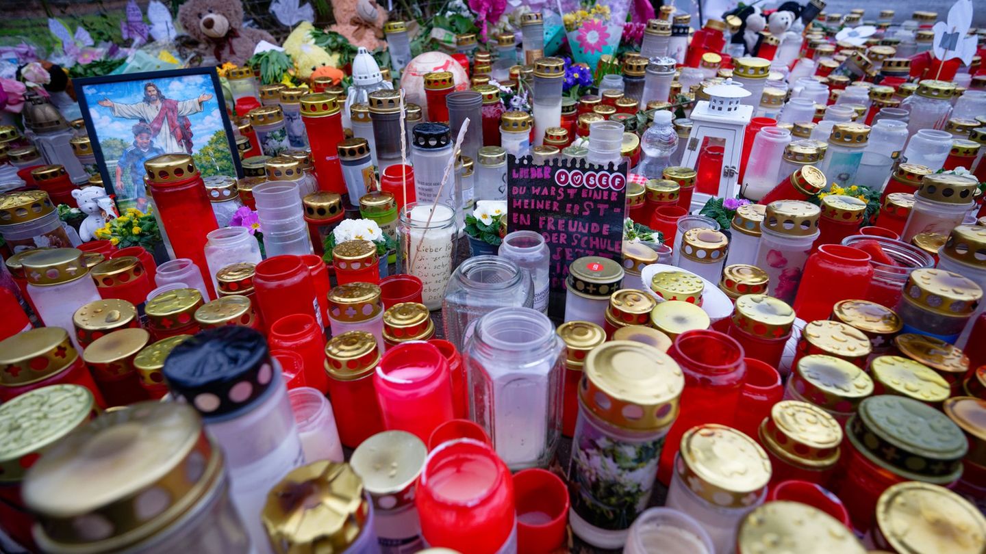 Gedenkstätte für den getöteten Yosef in Dormagen. Die Bestürzung in der Stadt ist groß. Foto: Henning Kaiser/dpa