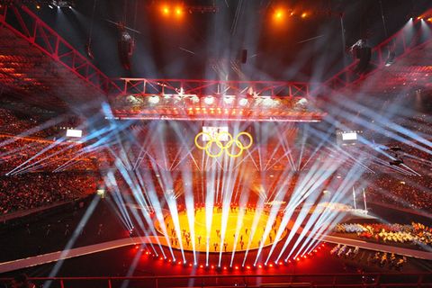 Ein buntes Spektakel eröffnete die Winterspiele in Norditalien. Foto: Michael Kappeler/dpa