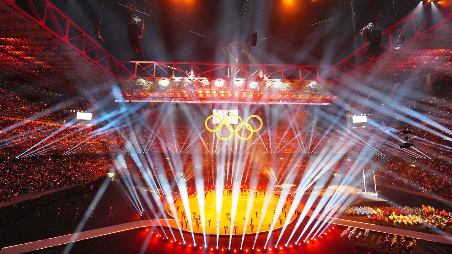 Ein buntes Spektakel eröffnete die Winterspiele in Norditalien. Foto: Michael Kappeler/dpa