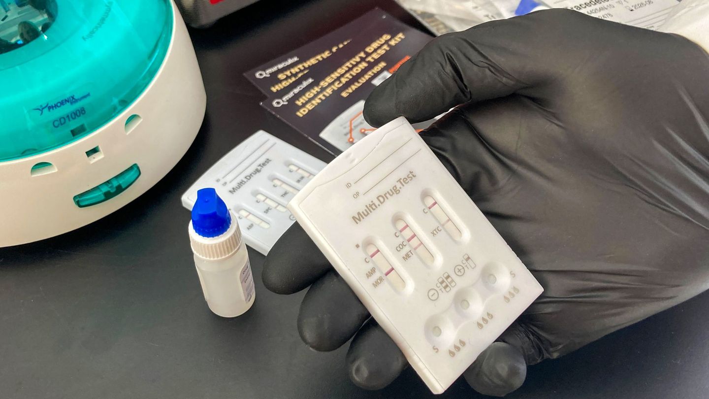 Mit handlichen Tests können Substanzen auf ihre Zusammensetzung getestet werden - wie hier bei einem Drug-Checking-Projekt der S