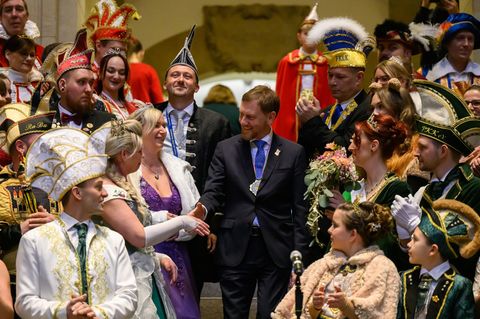 Premiere für Sachsens Landesprinzenpaar beim Karnevalsumzug. (Archivbild) Foto: Robert Michael/dpa