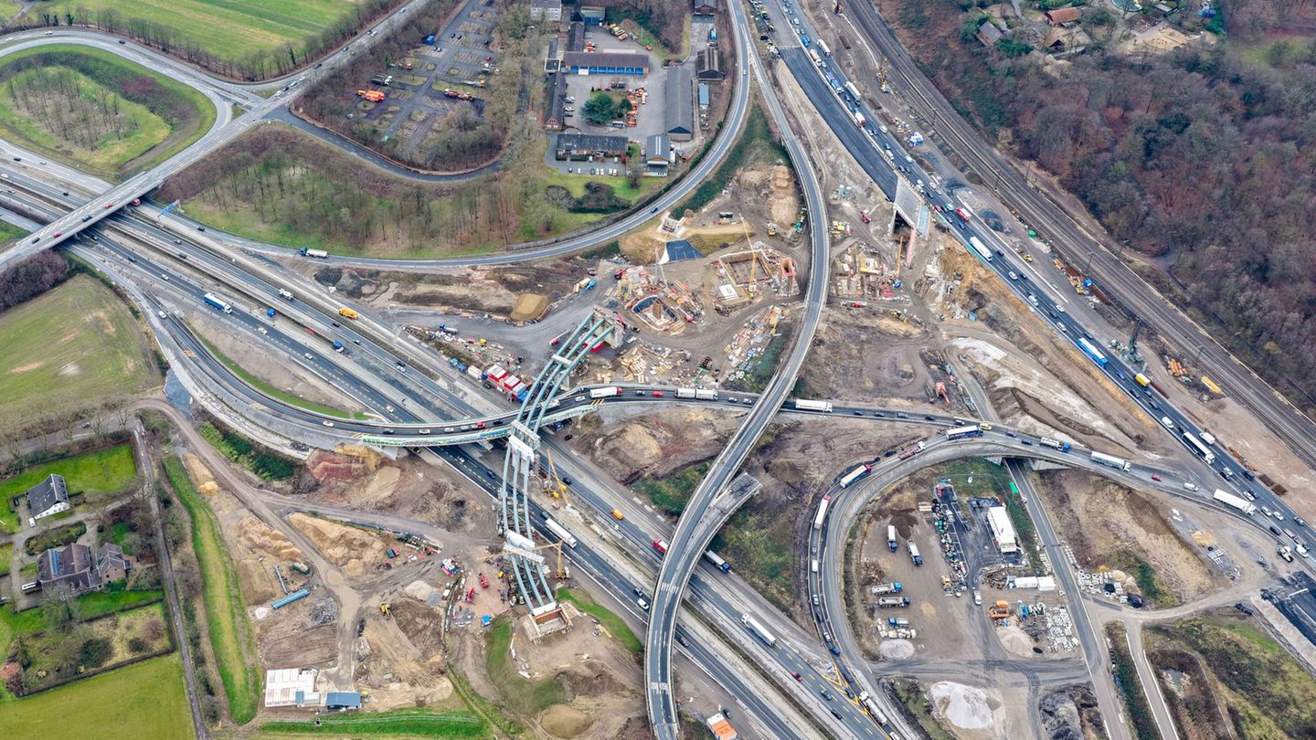 Das Kreuz Kaiserberg ist einer der wichtigsten Verkehrsknoten in Nordrhein-Westfalen. Foto: Christoph Reichwein/dpa