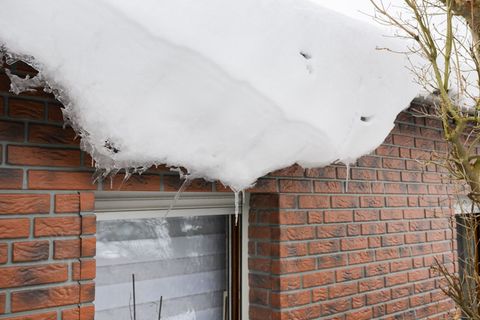 Wenn vor allem bei Tauwetter Schnee und Eis vom Dach rutschen, ist das nicht nur gefährlich, sondern kann auch teuer werden. Den