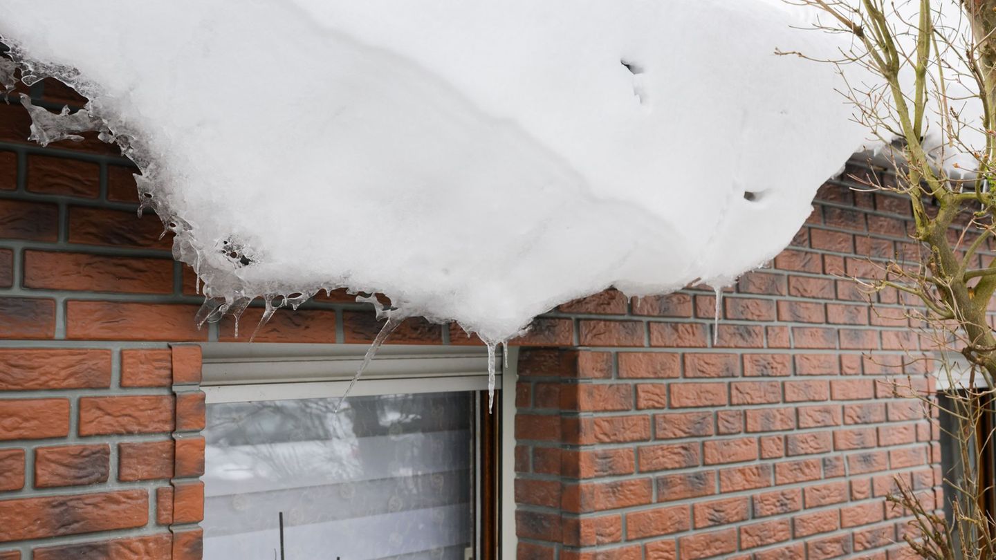 Wenn vor allem bei Tauwetter Schnee und Eis vom Dach rutschen, ist das nicht nur gefährlich, sondern kann auch teuer werden. Den