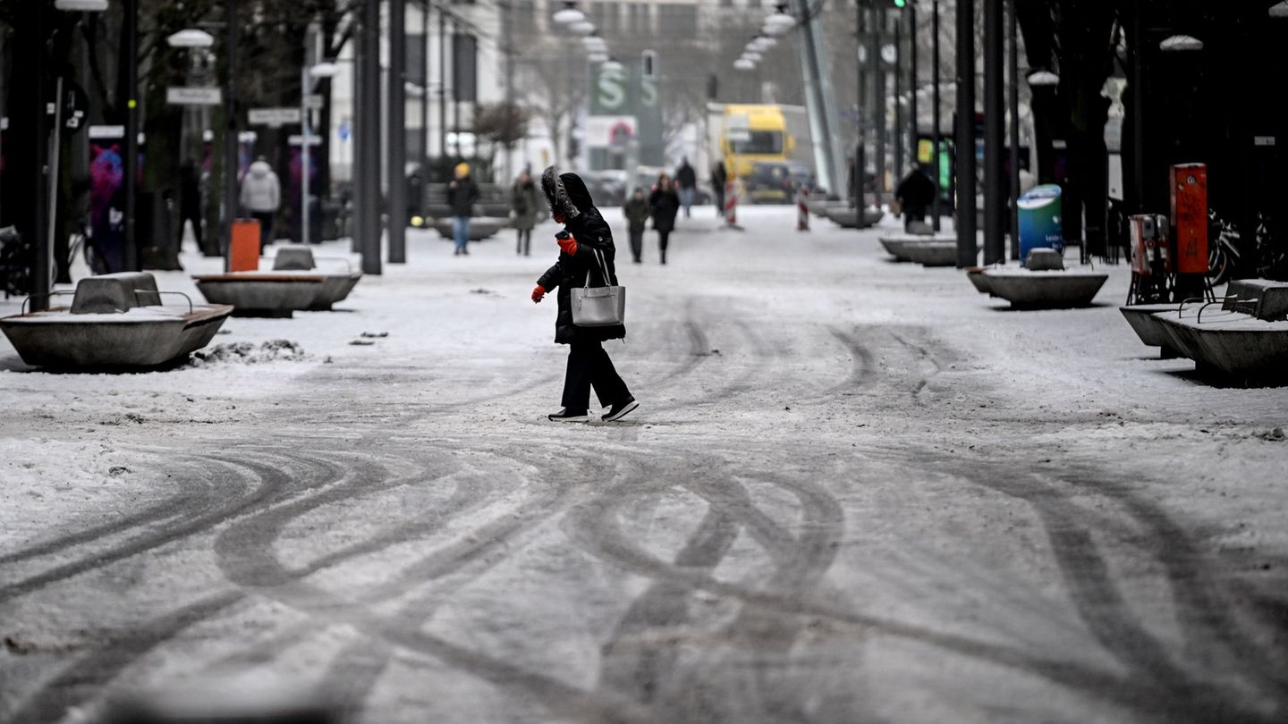Der Deutsche Wetterdienst rechnet weiterhin mit Glätte in Berlin und Brandenburg. (Symbolbild) Foto: Britta Pedersen/dpa