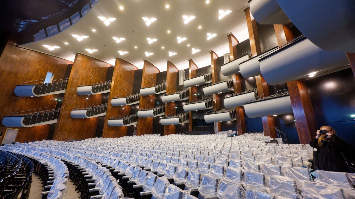 Nach vielen Jahren kostspieliger Sanierung soll die Kölner Oper im September wiedereröffnen. (Archivbild) Foto: Henning Kaiser/d