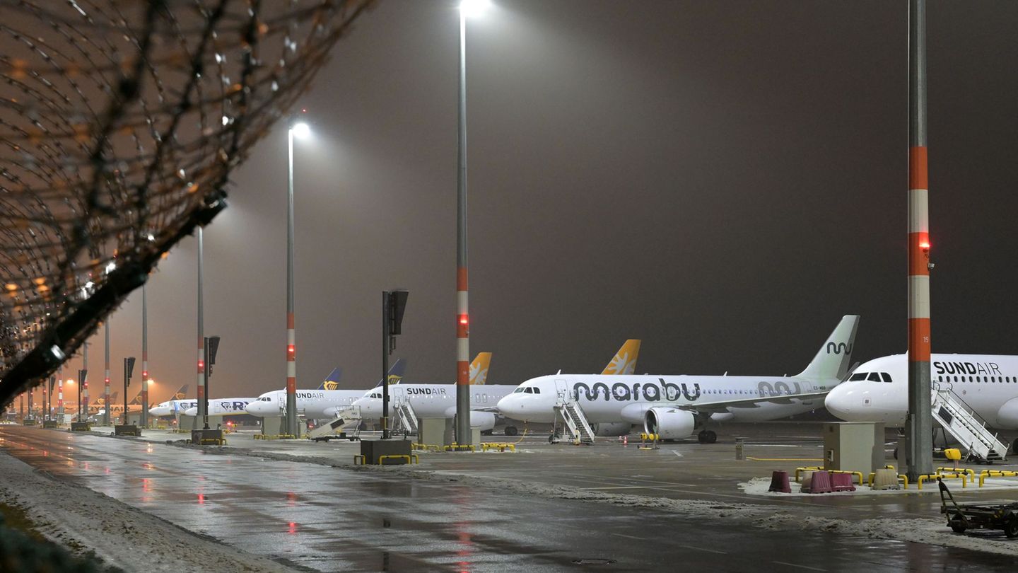 Am Flughafen BER ist weiterhin mit Verspätungen und Ausfällen zu rechnen. (Archivbild) Foto: Michael Bahlo/dpa