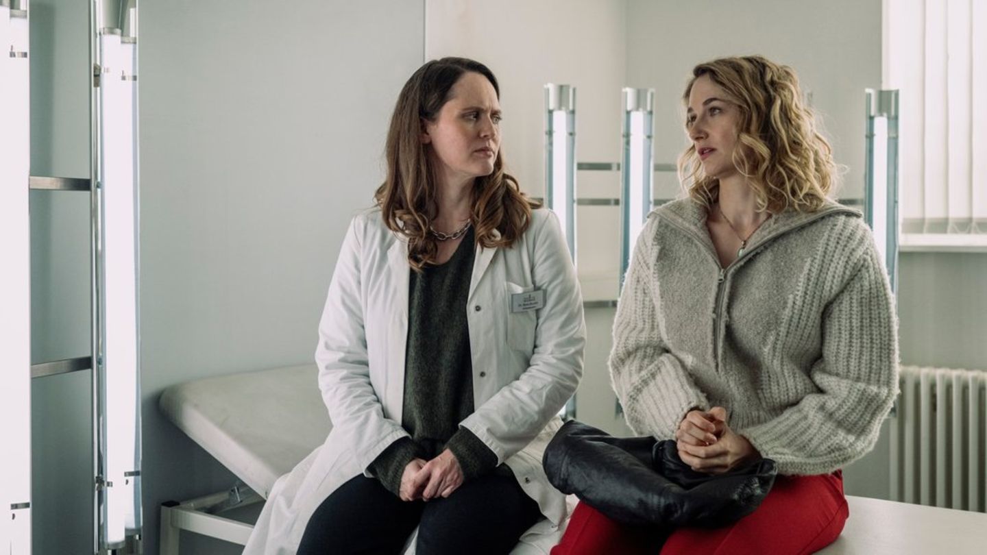 "Thüringenkrimi: Gerechtigkeit": Marla Murphy (Emily Cox, l.) unterhält sich mit Annette Steiner (Pia Barucki), einer guten Be