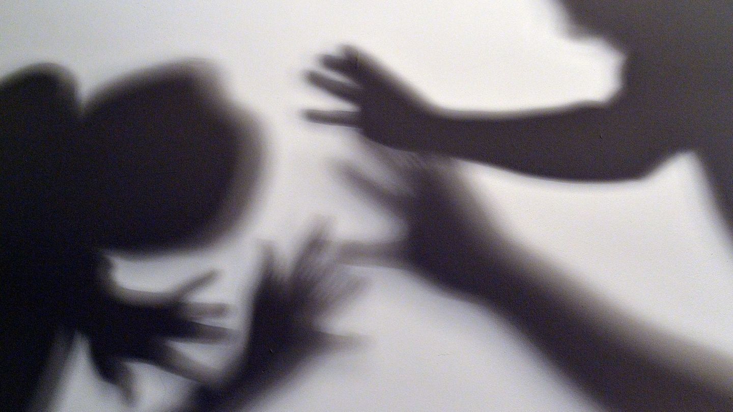 Die Kinderschutzhotline erhielt 2025 deutlich mehr Anrufe. (Symbolbild) Foto: Maurizio Gambarini/dpa