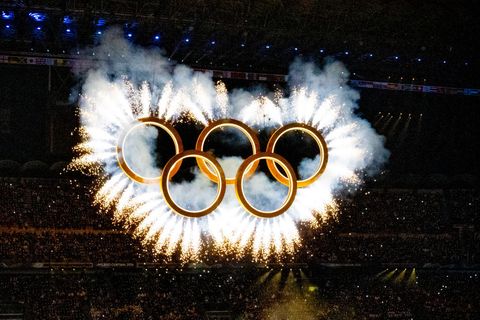 Neben der Flamme das Symbol der Olympischen Spiele schlechthin: die Ringe. In Mailand von Pyroeffekten zum Strahlen gebracht 