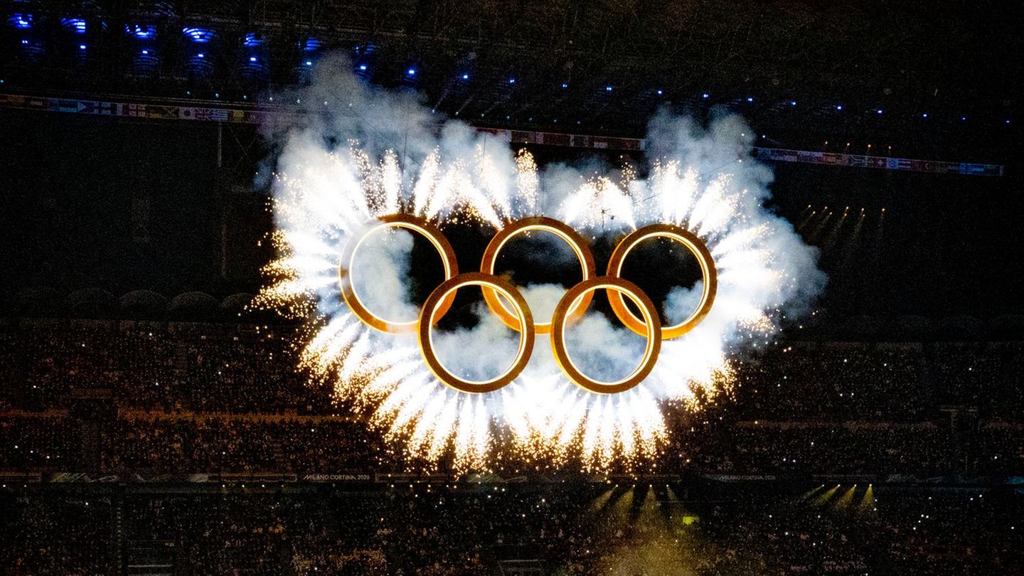 Neben der Flamme das Symbol der Olympischen Spiele schlechthin: die Ringe. In Mailand von Pyroeffekten zum Strahlen gebracht 
