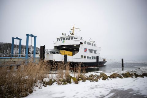 Die Fähre "Vitte" fährt nach zweiwöchiger Unterbrechung wieder nach Hiddensee. Foto: Philip Dulian/dpa