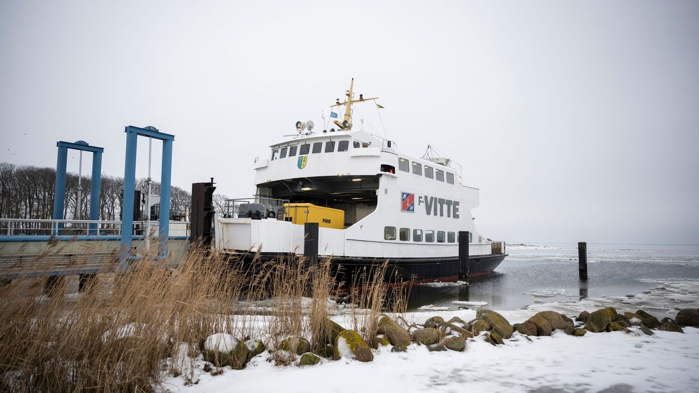 Die Fähre "Vitte" fährt nach zweiwöchiger Unterbrechung wieder nach Hiddensee. Foto: Philip Dulian/dpa