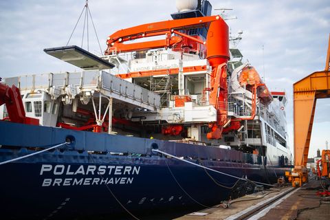 Das Forschungsschiff "Polarstern" startet aus dem chilenischen Punta Arenas zu einer Expedition in das antarktische Weddellmeer.