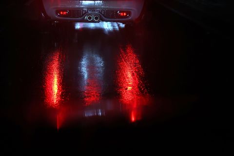 Mitten auf einer Bundesstraße ist ein Autofahrer in seinem Wagen eingeschlafen. (Symbolbild) Foto: Karl-Josef Hildenbrand/dpa