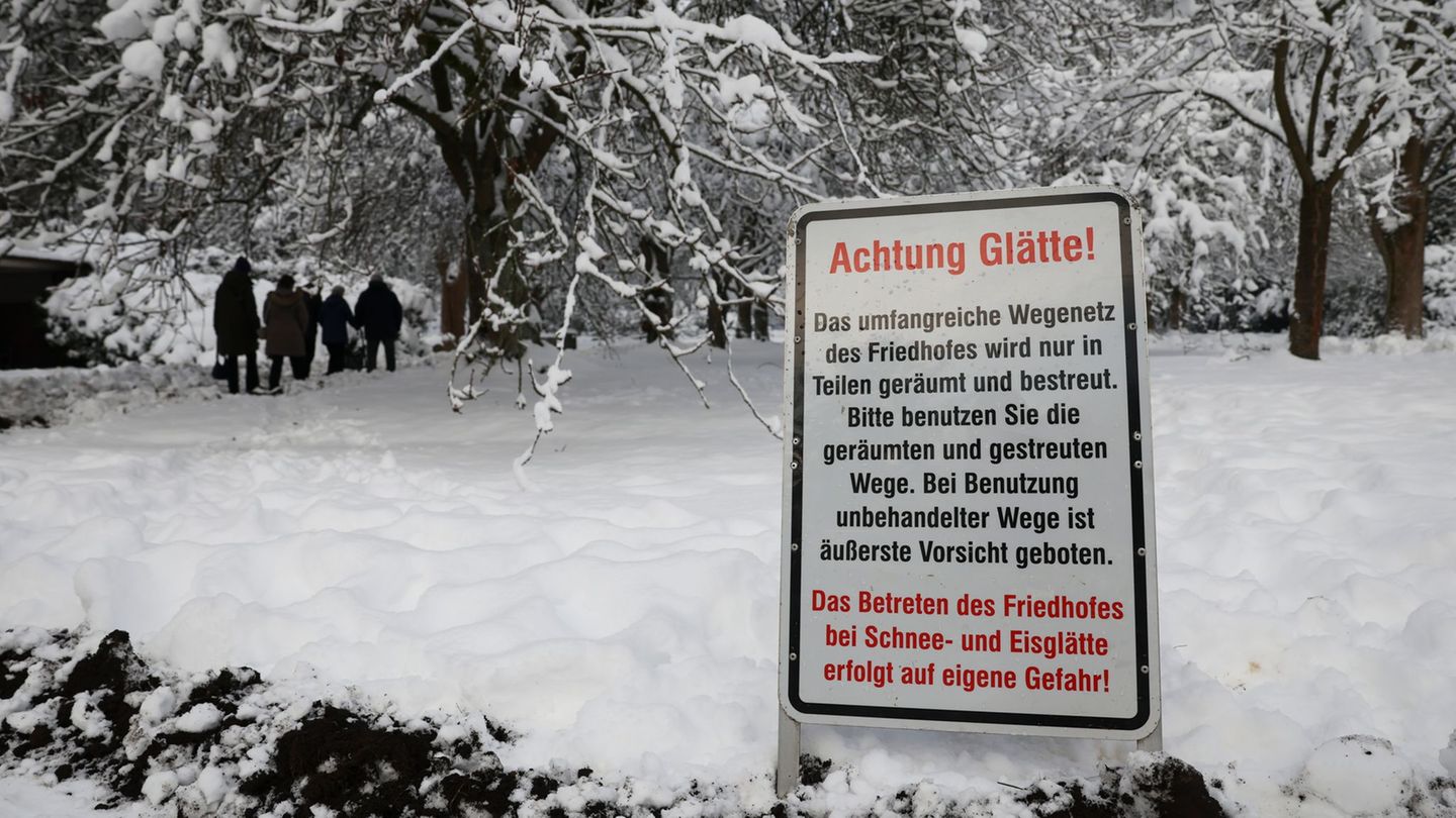 Der Südwestkirchhof Stahnsdorf ist wegen Glätte vorübergehend geschlossen. Foto: Christian Charisius/dpa