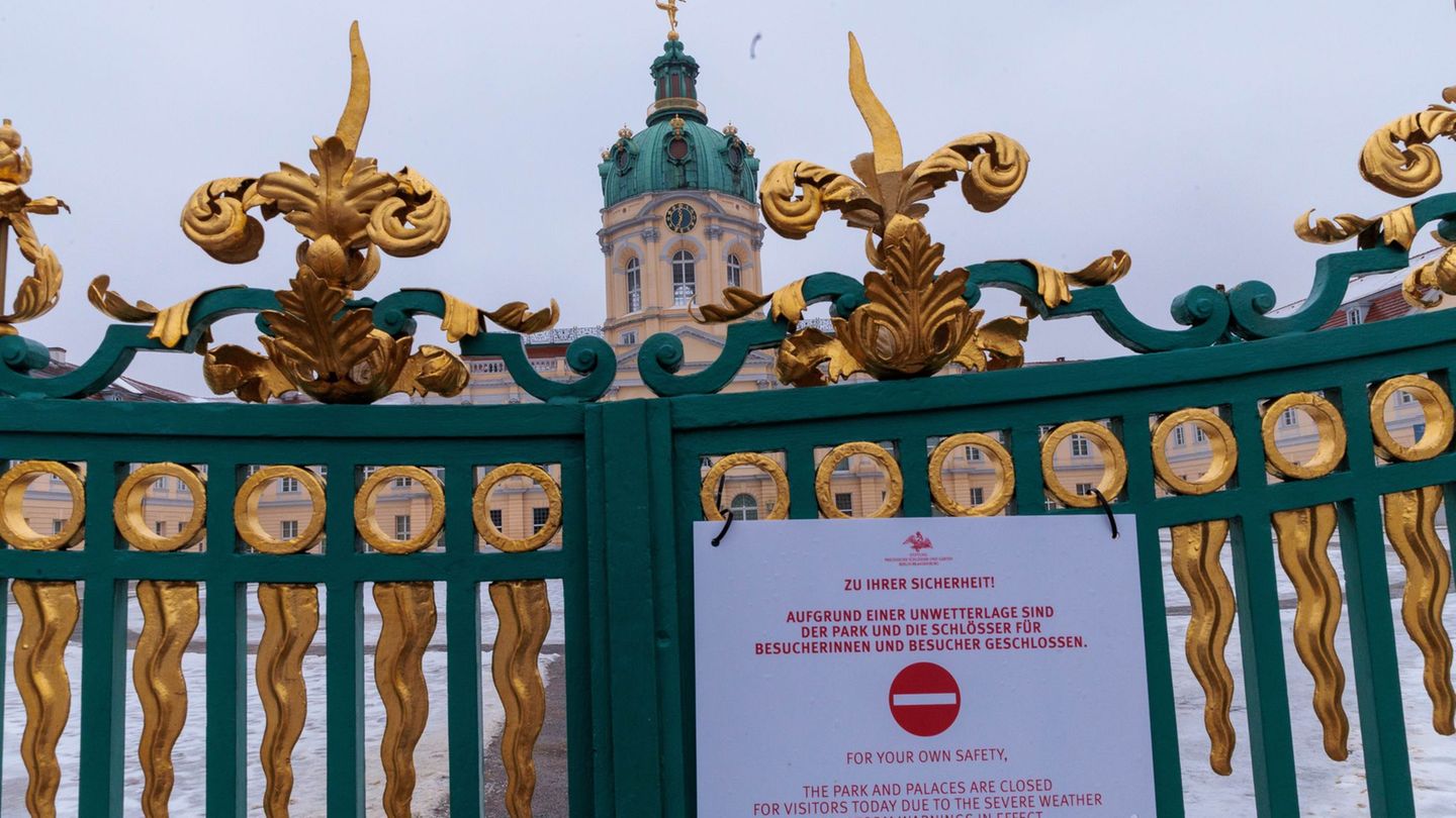 Der Park am Schloss Charlottenburg ist geschlossen. Foto: Carsten Koall/dpa