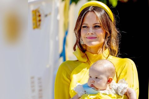 So sah Prinzessin Ines auf dem Arm ihrer Mama Sofia noch bei ihrer Taufe im Juni aus, inzwischen ist sie ganz schön groß gewor