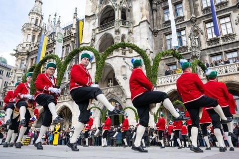 Alle sieben Jahre tanzen in München die Schäffler. Foto: Lennart Preiss/dpa
