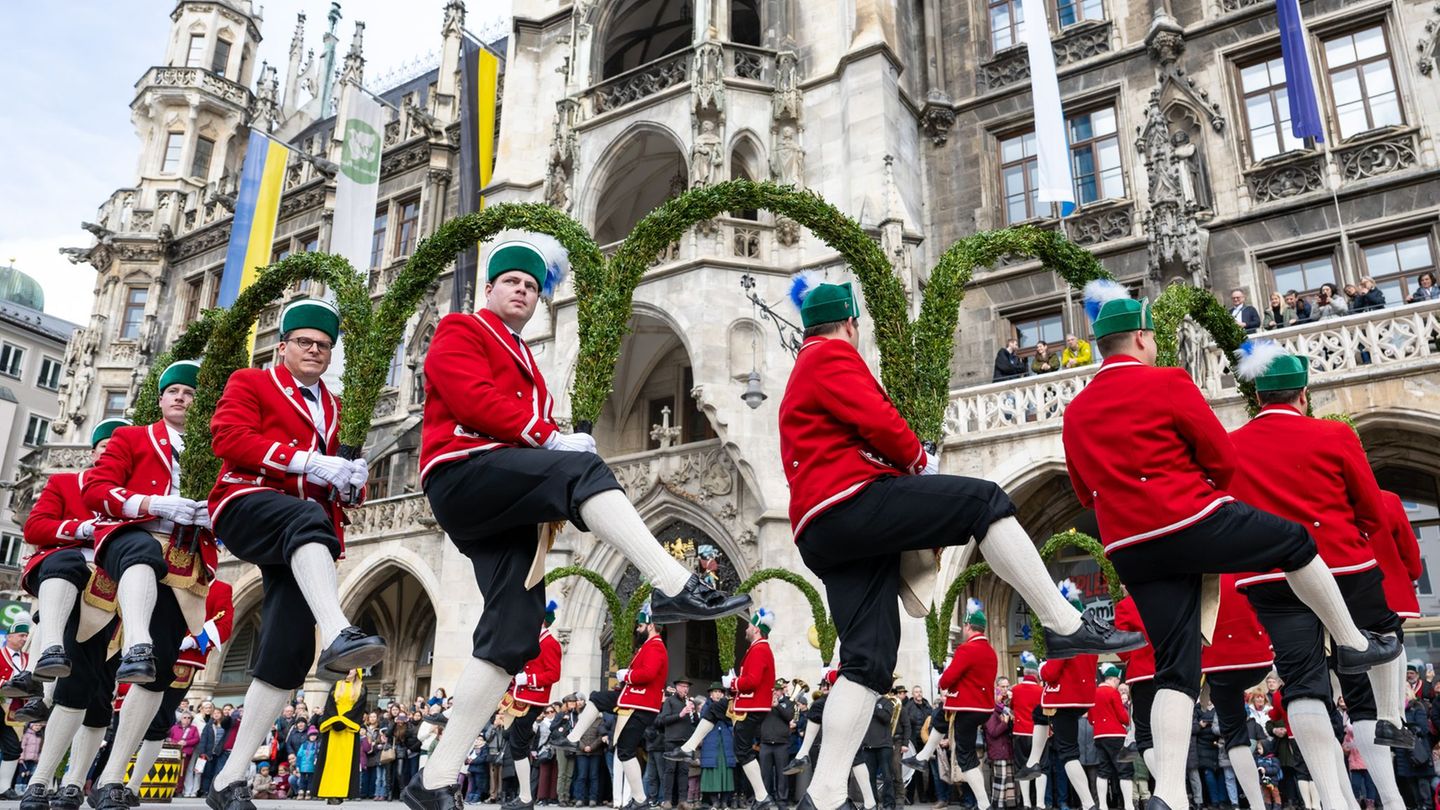 Alle sieben Jahre tanzen in München die Schäffler. Foto: Lennart Preiss/dpa