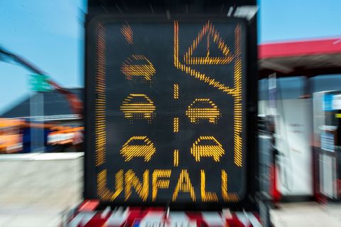 Bis die beschädigte Brücke begutachtet werden kann, bleibt die Autobahn an der Unfallstelle nur einspurig befahrbar. (Symbolbild